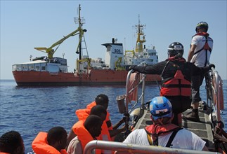 Von einem Schlauchboot gerettete Migranten werden am 27.06.2017 auf das Rettungsschiff «Aquarius»