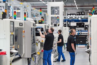 Ouvriers au travail dans l'usine de batteries pour voitures électriques Deutsche ACCUmotive de