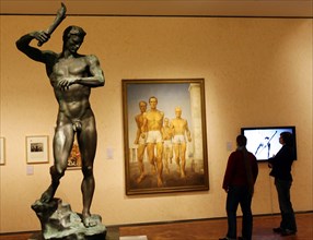 Zwei junge Frauen betrachten am Mittwoch (24.01.2007) das Gemälde "Turner" von Gerhard Keil,