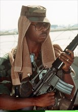 Avec une serviette sur la tête, ce GI se protège de la chaleur dans le désert saoudien. Des unités