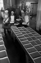 Arbeiterinnen bei der Süßwarenproduktion in der Süßwarenfabrik Oehler in Zeitz, Deutschland 1948.