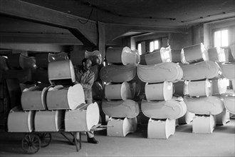 Körbe für Kinderwagen im Lager der Kinderwagenfabrik Zekiwa in Zeitz, Deutschland 1948. Baby