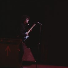 Bob Dylan, amerikanischer Musiker und Lyriker, an der Gitarre, 1965. American musician and lyric