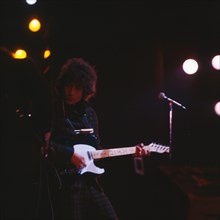 Bob Dylan, amerikanischer Musiker und Lyriker, an der Gitarre, 1965. American musician and lyric