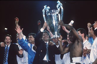 Bernard Tapie. Marseille gagne la finale de la coupe des Champions de football.  1993