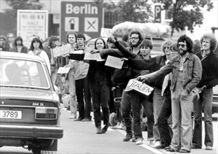Autostoppeurs au poste de contrôle autoroutier de Zehlendorf à Berlin-Ouest en juillet 1980
