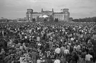 Blick über einen Teil der 60.000 Zuschauer beim Konzert des englischen Superstars David Bowie vor
