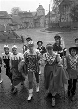 Kinder als Schachfiguren verkleidet im Schachdorf Ströbeck - hier wird Schach an der Schule