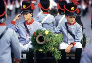 Blick auf zwei Kanoniere der Bürgeratillerie Kaufbeuren während des traditionellen Trachten- und