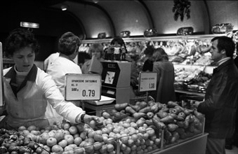 Shopping hustle and bustle in the Christmas business at the department store Horten in Essen on