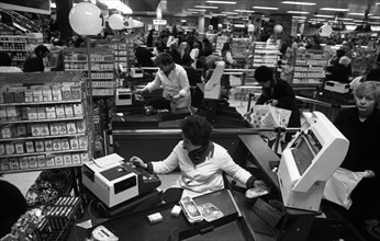 Shopping hustle and bustle in the Christmas business at the department store Horten in Essen on