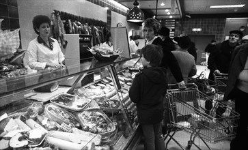 Shopping hustle and bustle in the Christmas business at the department store Horten in Essen on