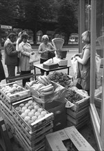 Obstverkauf in der Schönhauser Allee im Berliner Stadtbezirk Prenzlauer Berg, aufgenommen 1976/77.