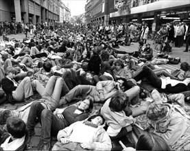 (dpa files) - Some 5000 pupils demonstrating for peace have formed a human carpet in the city