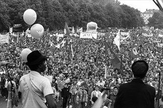 (dpa files) - A general view of demonstrators during the peace demonstration for scrapping of the