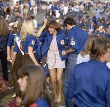 Mitglieder der DDR-Jugendorgorganisation FDJ (Freie Deutsche Jugend) in ihrer Verbandskleidung, den