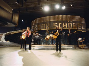 Der Sänger Frank Schöbel bei der Unterhaltungssendung "Ein Kessel Buntes" vom Fernsehen der DDR