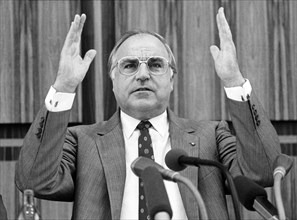 German chancellor and Chairman of the Christian Democratic Union (CDU) Helmut Kohl on 04 July 1985 at a press conference in Bonn.
