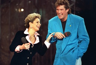 Die deutsche Entertainerin Dagmar Frederic scherzt am 21.1.1993 in Bremen während ihrer vom MDR