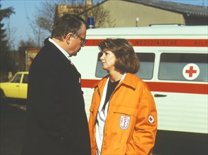 Die Schauspieler Uta Schorn als Dr. Uta Federau und Otmar Richter in einer Szene der DDR-Fernsehserie "Bereitschaft Dr. Federau"
