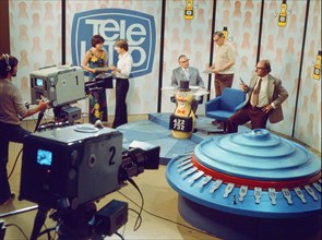 Moderatorin Barbara Liebig (l) und Walter Rohr (3.v.r.), Ziehungsleiter des VEB Wettspielbetriebe