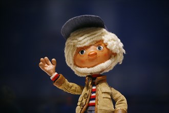 Eine Original-Puppe des alten "West-Sandmännchens" winkend und mit Mütze fotografiert in einer Sandmännchen-Ausstellung in Frankfurt am Main im Januar 2009