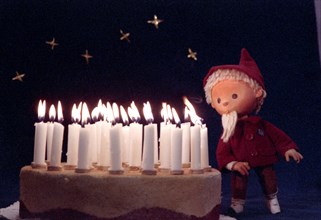 Die letzte Sandmann-Figur des DDR-Fernsehens.vor einer riesigen Geburtstagstorte