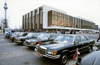 In April 1986, numerous Mercedes-Benz diplomatic vehicles are parked in front of the Palace of the