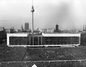 Zehntausende Teilnehmer eines Nationalen Jugendfestivals demonstrieren am 04.06.1979 bei einer Abschlusskundgebung vor dem Palast der Republik in Berlin (Ost)