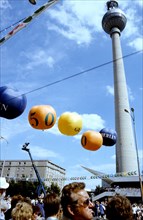 Rund 700.000 Ost-Berliner verfolgen am 04.07.1987 an der Karl-Liebknecht-Straße den Umzug zum