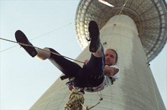 Das war schon ein echter Ferienbonbon - Sportkletterer Detlef Stock seilt sich vom Fernsehturm am Alexanderplatz ab. Mit dieser spektakulären Aktion begann am 24.06.1992 in Berlin der Feriensommer