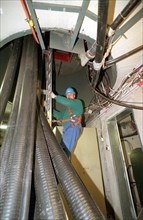 Im Berliner Fernsehturm am Alexanderplatz überprüft ein angegurteter Ingenieur am 11.11.97 die Ummantelungen der Kabelstränge für die Antennenanlagen
