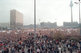 Berlin: Knapp vier Wochen nach dem 40. Jahrestag der DDR gingen am 04.11.1989