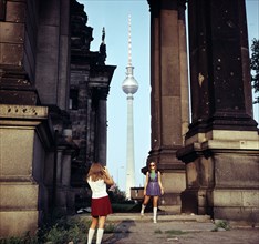 Zwei Frauen fotografieren sich am Berliner Dom mit Blick auf den Fernsehturm, aufgenommen 1969 in Ost-Berlin