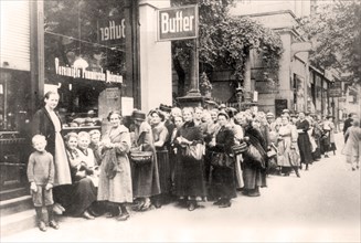 Women and children queue for food in Berlin, Germany, in 1917
