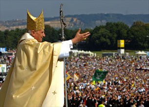 Papst Benedikt XVI. winkt den Gläubigen zu, bei der heiligen Messe auf dem Islinger Feld in