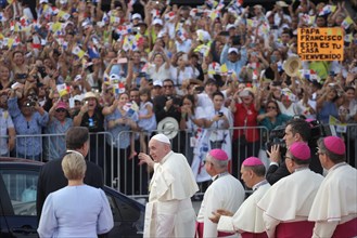 23 January 2019, Panama, Panama-Stadt: On his arrival at Tocumen airport, Pope Francis (3rd from