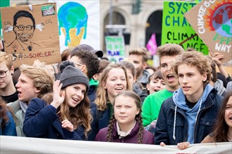 29 March 2019, Berlin: The environmental activist Greta Thunberg (M) participates together with