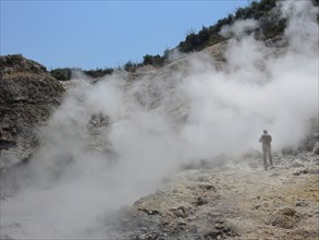 Der Geologe Roberto Isaia macht am 16.06.2017 Fotos nahe einer Rauchsäule auf dem Gebiet der