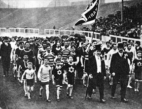 Zur Eröffnung der Olympischen Spiele 1908 ziehen am 27.April in London 2000 Sportler in das 66.300