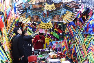 (180228) -- YIWU, Feb. 28, 2018 () -- A businessman selects kites at the international trade city