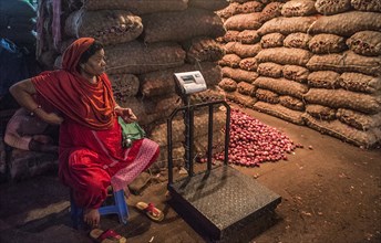 (190927) -- Kolkata, Sept. 27, 2019 () -- An onion seller waits for customers at an onion wholesale