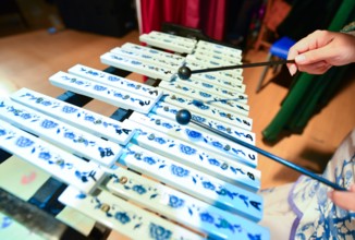 Instrument de musique traditionnel chinois en porcelaine