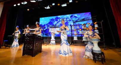 Musiciens jouant d'instruments de musique en porcelaine