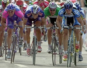 Sprinter-Kampf Kopf an Kopf: Der Este Jaan Kirsipuu vom Team AG2R, der deutsche Erik Zabel vom Team