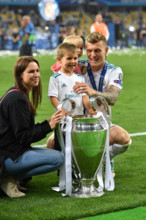 Toni KROOS (Real Madrid) posiert zusammen mit seiner Familie ,Ehefrau Jessica,Kinder Amelie und