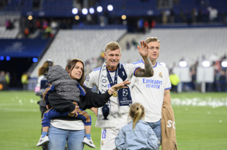 Toni KROOS (Real) mit Familie Ehefrau Jessica, Baby, Kinder, Bruder Felix KROOS r. Fussball