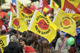 Des drapeaux portant l'inscription "Atomkraft nein danke" (énergie nucléaire non merci)