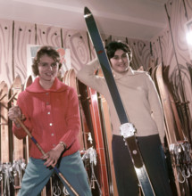 Models präsentieren Pullover für den Winter in einem HO-Kaufhaus, aufgenommen um 1960. Foto: