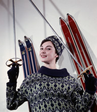 Ein Model präsentiert eine aktuelle Strickkollektion für den Winter 1961 / 1962. Foto: Berliner